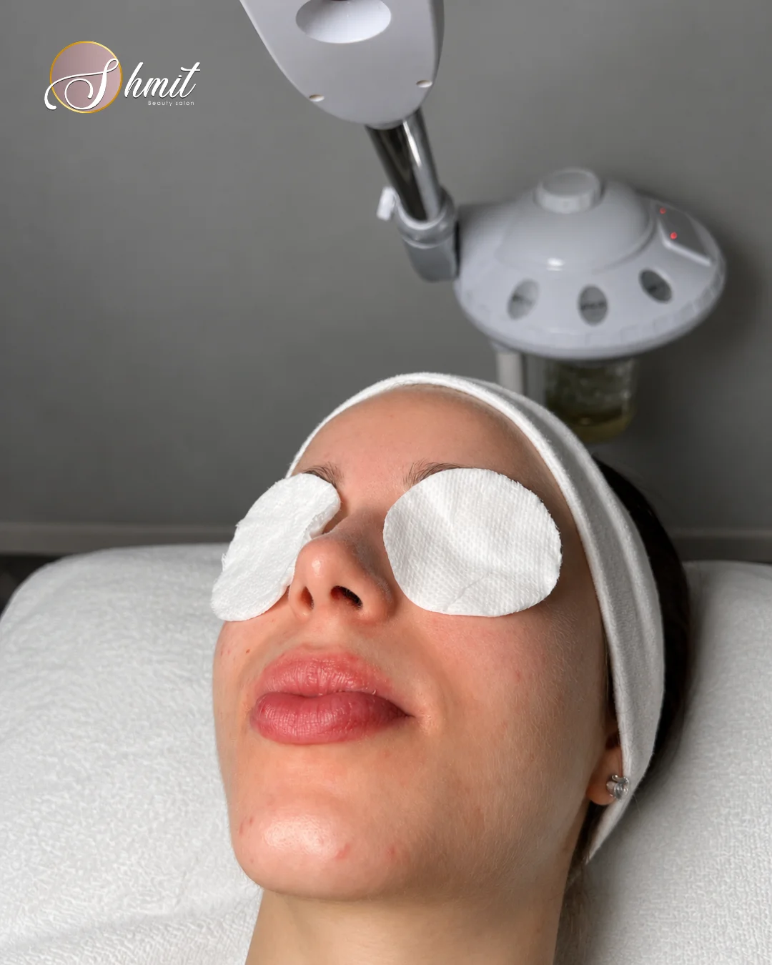 Cliente durante tratamiento facial con aparatología y gafas de protección en Shmit Beauty Salon Madrid.