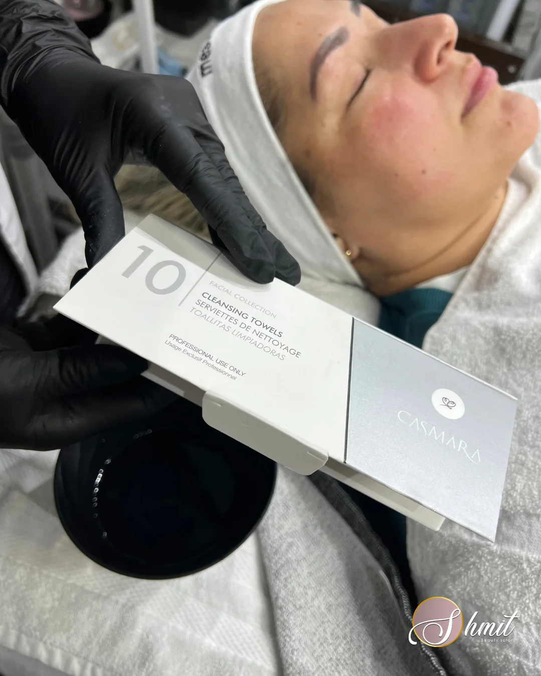 Aplicación de cosmética profesional durante un tratamiento facial en Shmit Beauty Salon Madrid