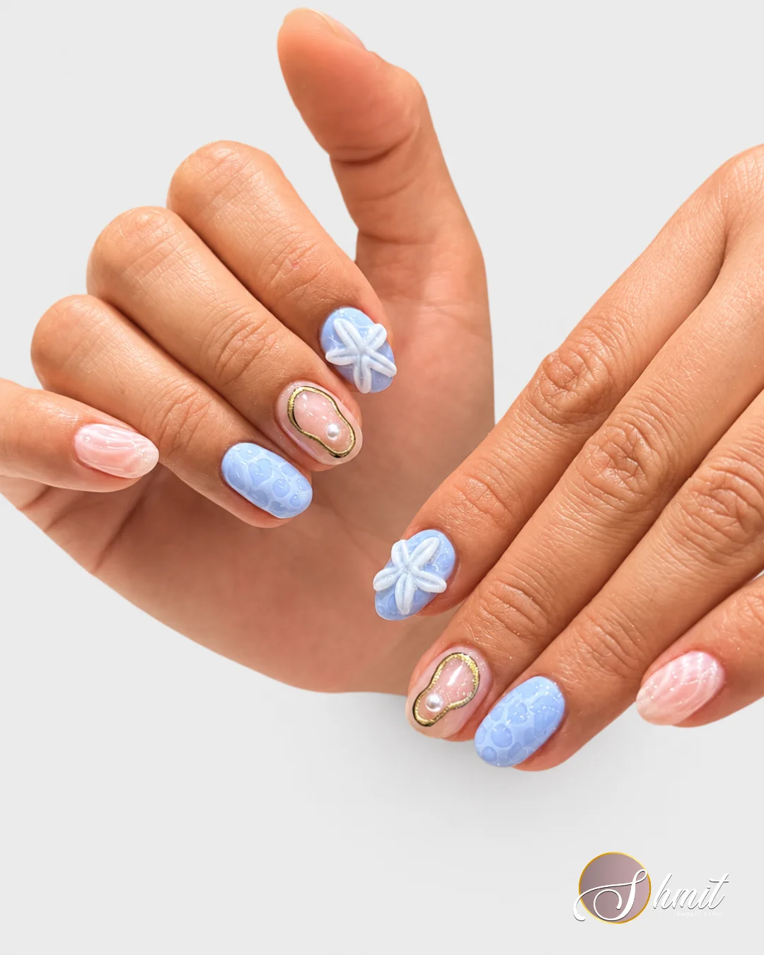 Manicura con diseño de uñas en colores pastel realizada en Shmit Beauty Salon Madrid