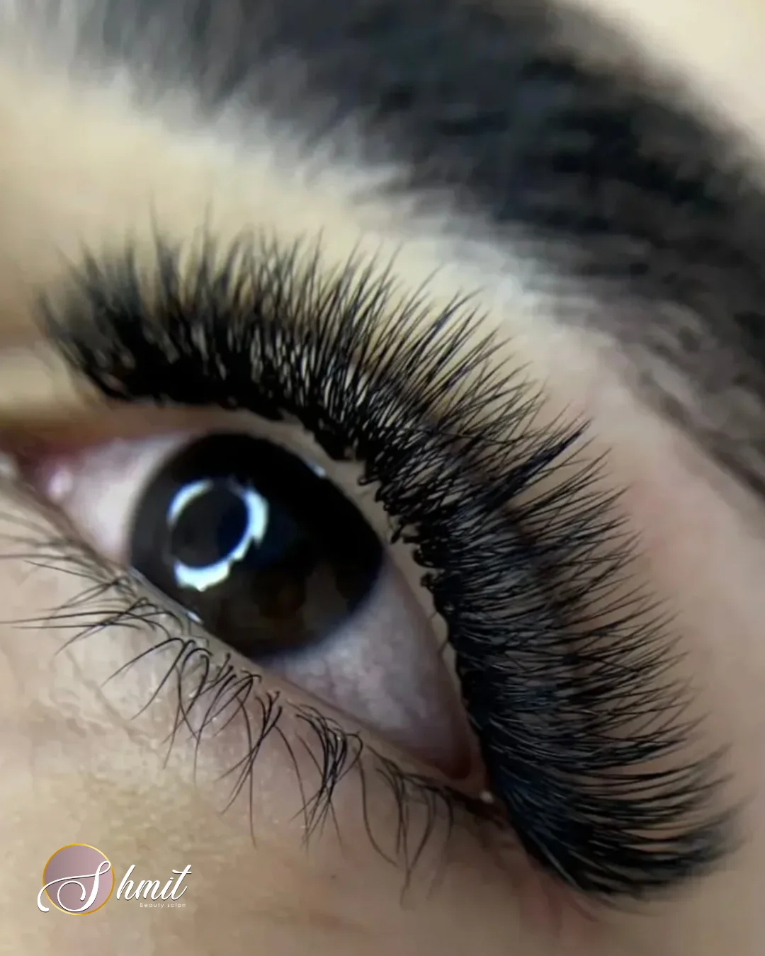 Primer plano de extensiones de pestañas con efecto volumen realizado en Shmit Beauty Salon Madrid