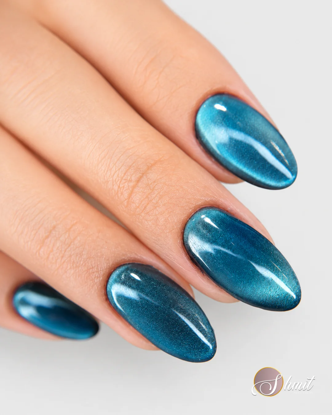Uñas con esmalte azul metalizado realizadas en Shmit Beauty Salon Madrid