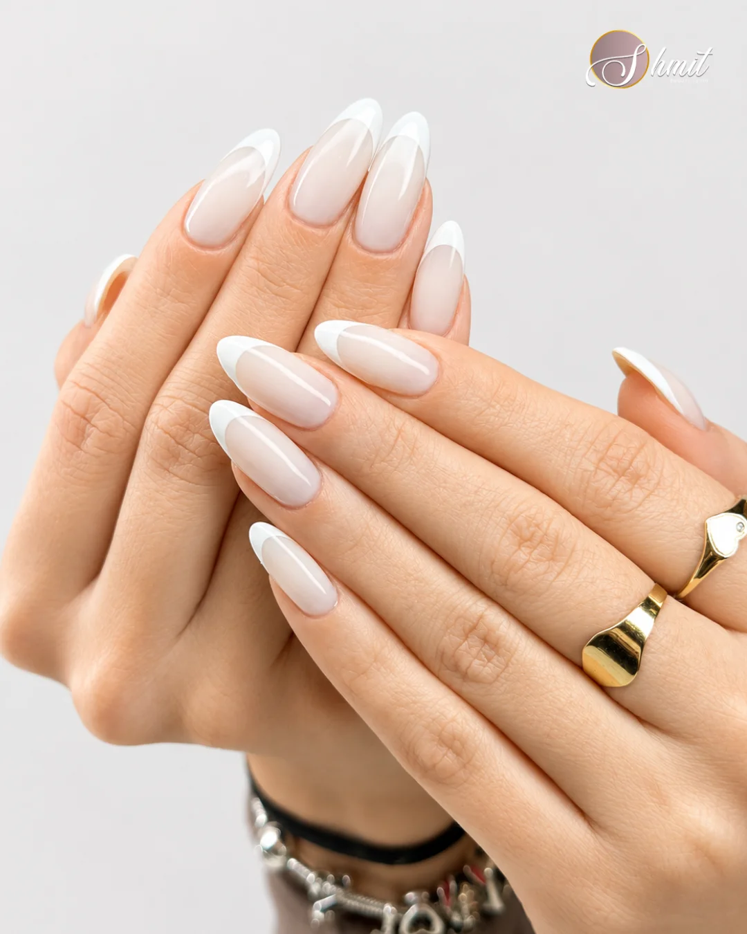 Manicura francesa blanca con uñas largas realizada en Shmit Beauty Salon Madrid