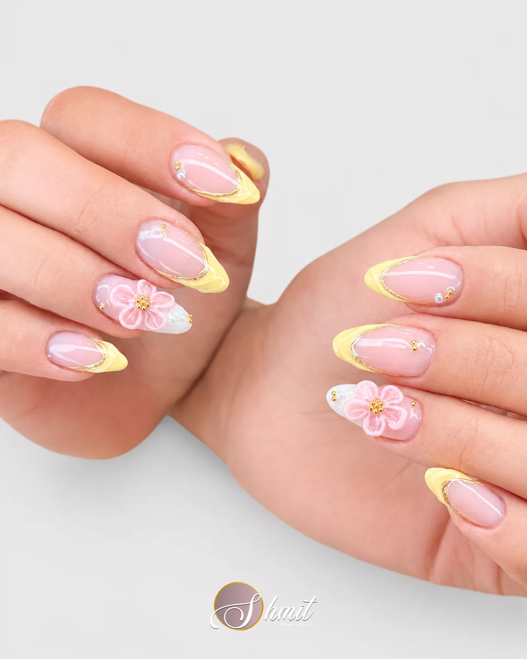 Uñas con manicura francesa y diseño floral realizadas en Shmit Beauty Salon Madrid