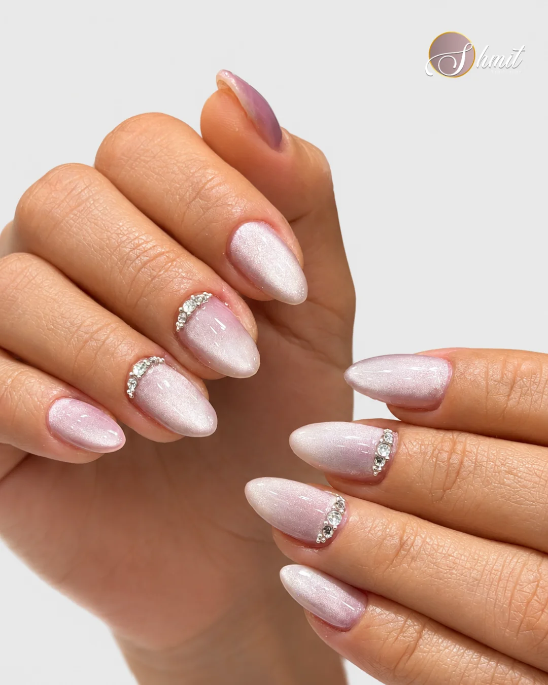 Uñas con manicura francesa en tonos nude y blanco realizadas en Madrid