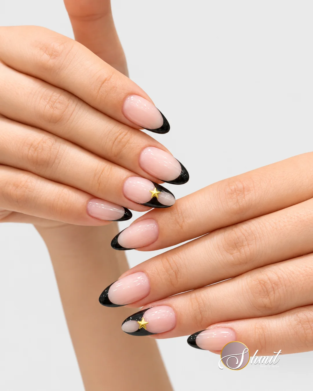 Diseño de uñas con francesa rosa y detalles negros en Shmit Beauty Salon Madrid
