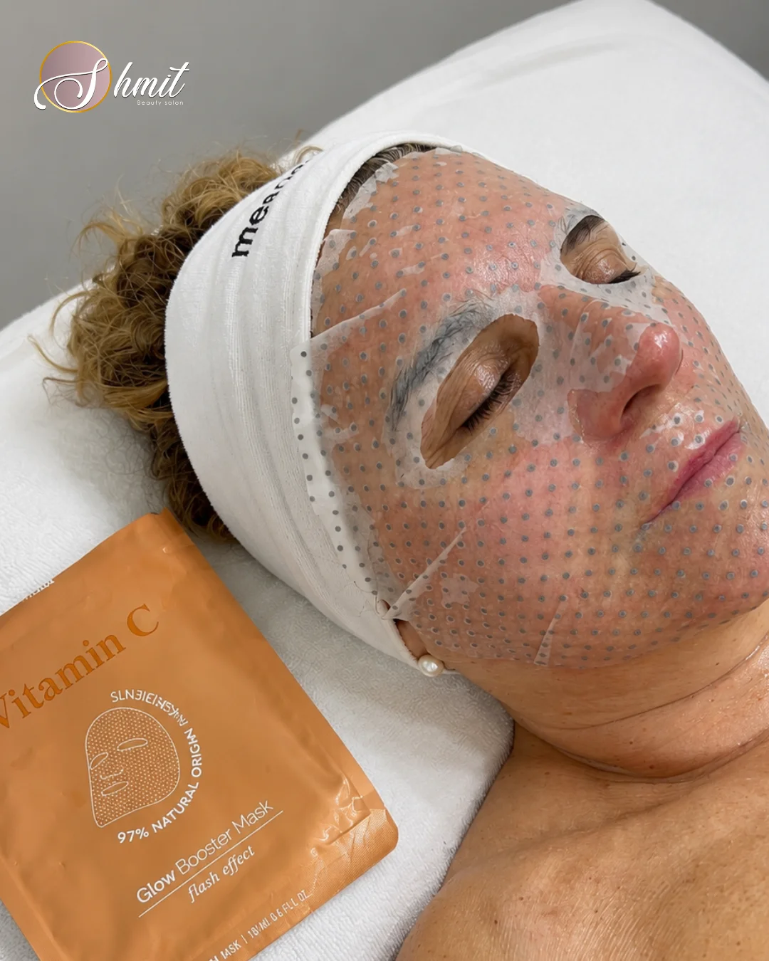 Mascarilla facial aplicada durante tratamiento de estética en Shmit Beauty Salon Madrid