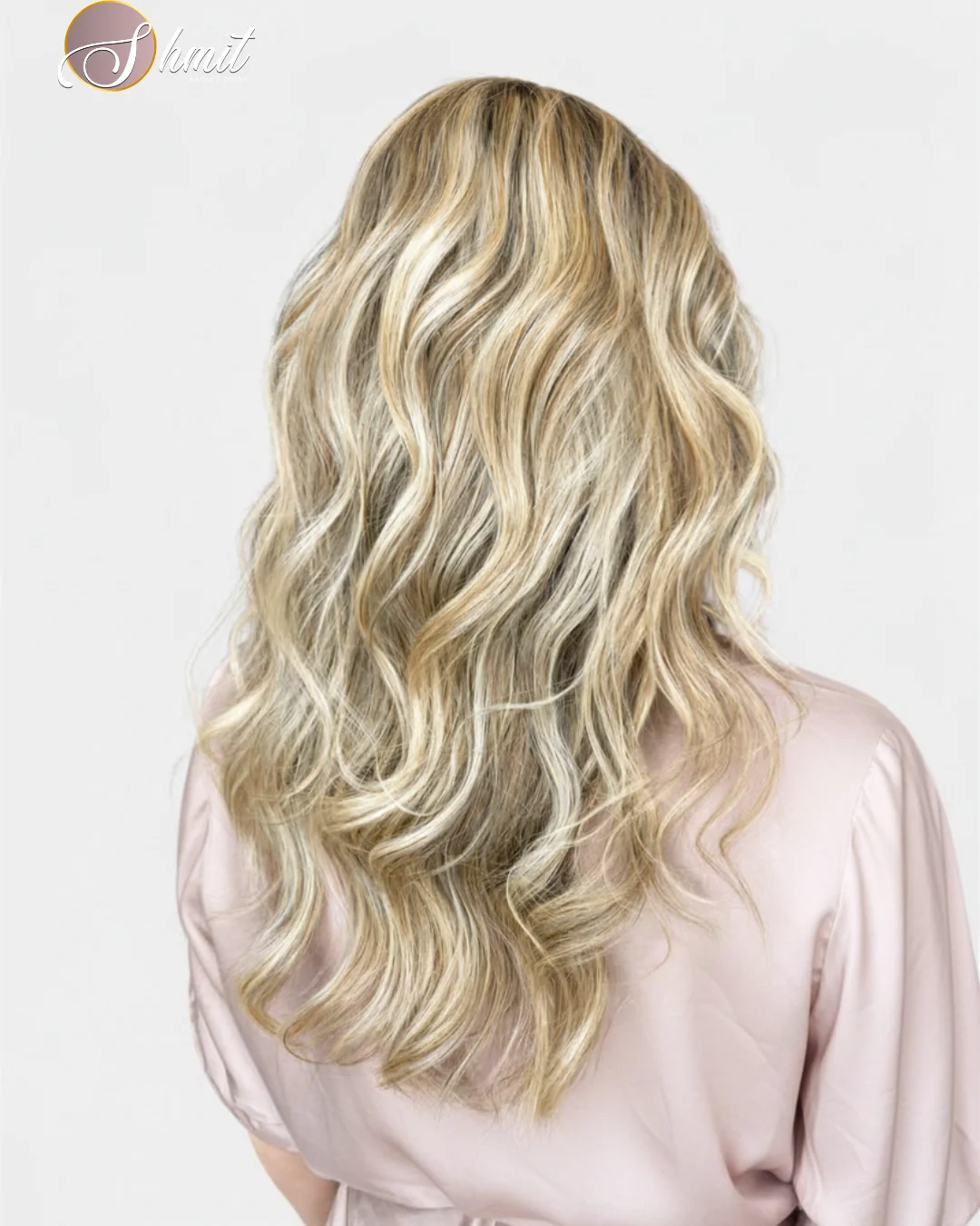 Melena rubia con mechas balayage y ondas suaves realizada en Shmit Beauty Salon Madrid