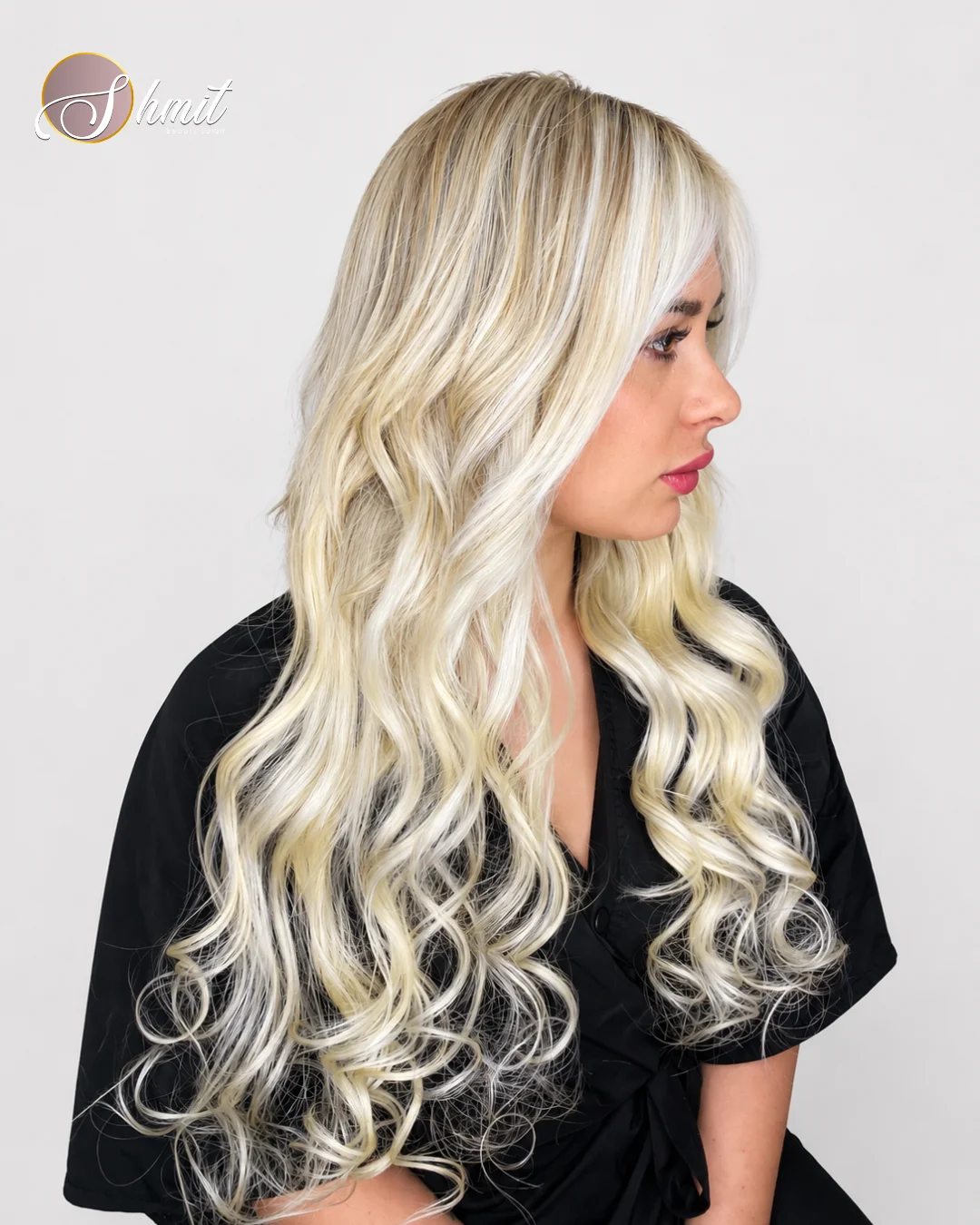 Melena larga con mechas blonde y ondas de acabado profesional en Madrid