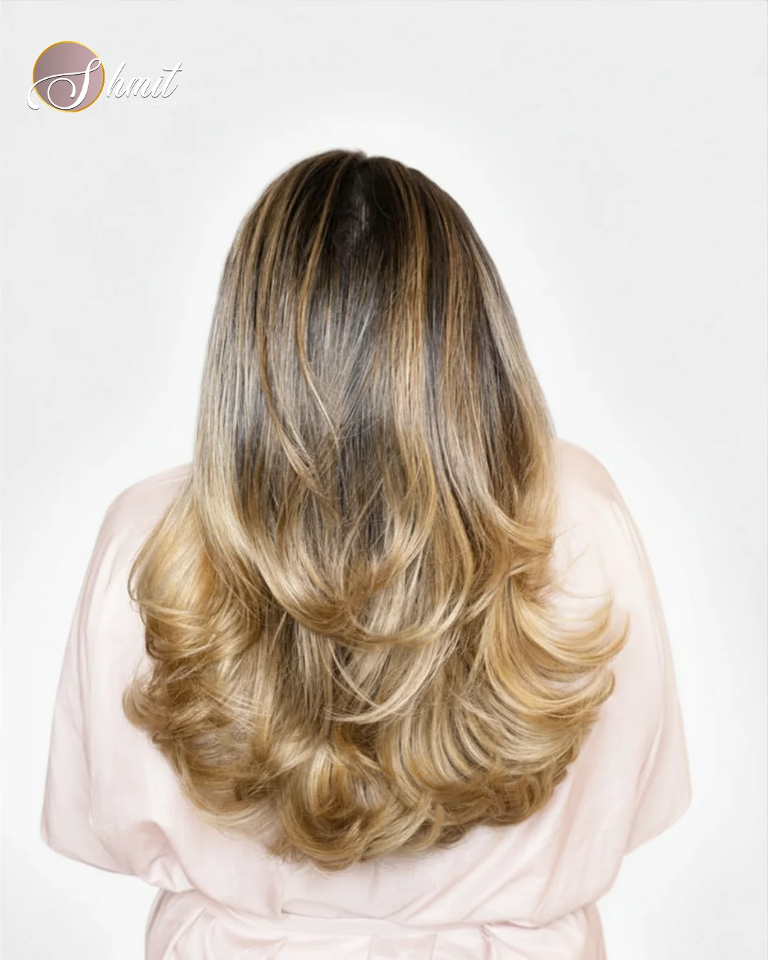 Cabello medio con mechas y peinado de ondas realizado en Shmit Beauty Salon Madrid