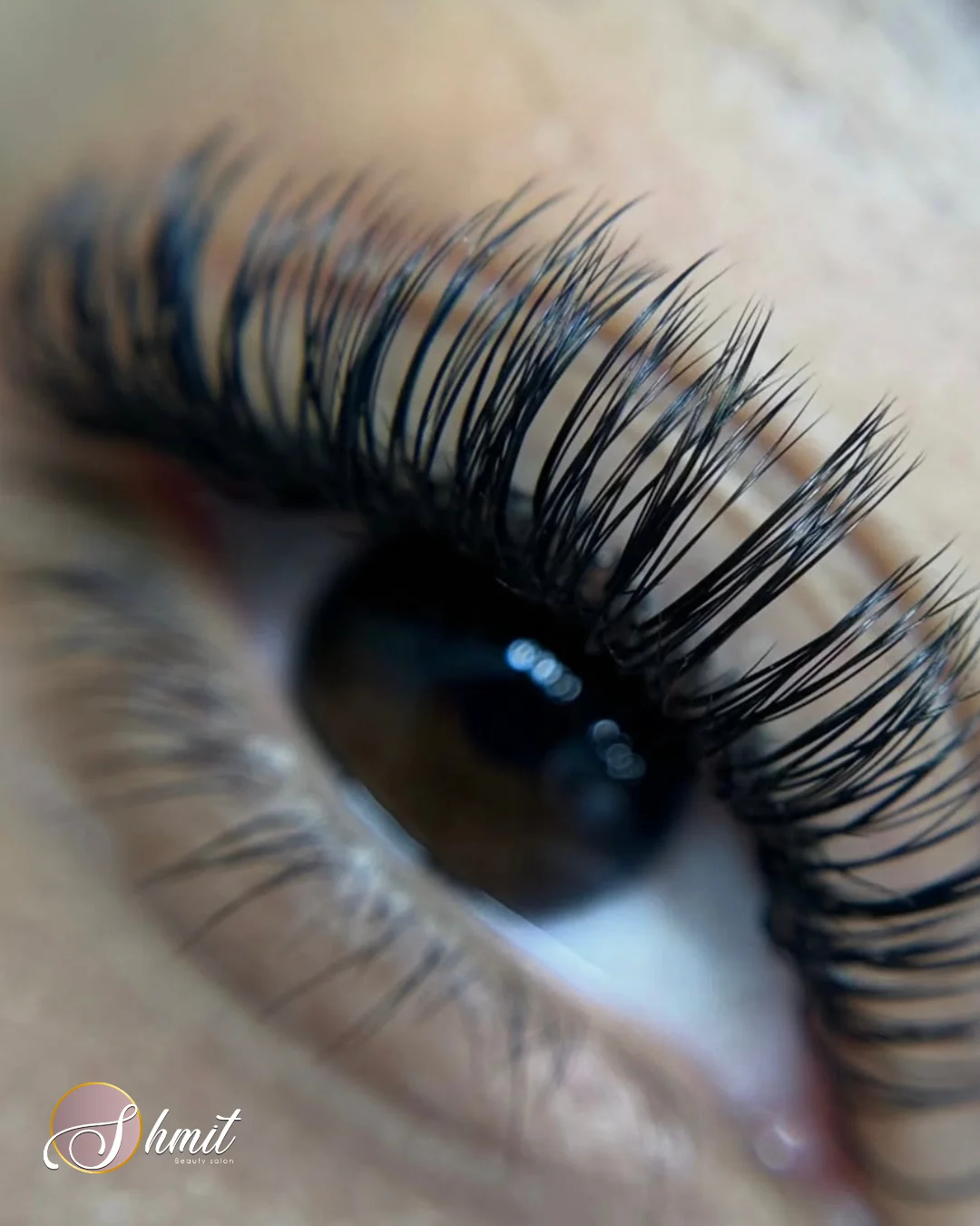 Resultado de extensiones de pestañas con efecto intenso en centro de belleza Madrid
