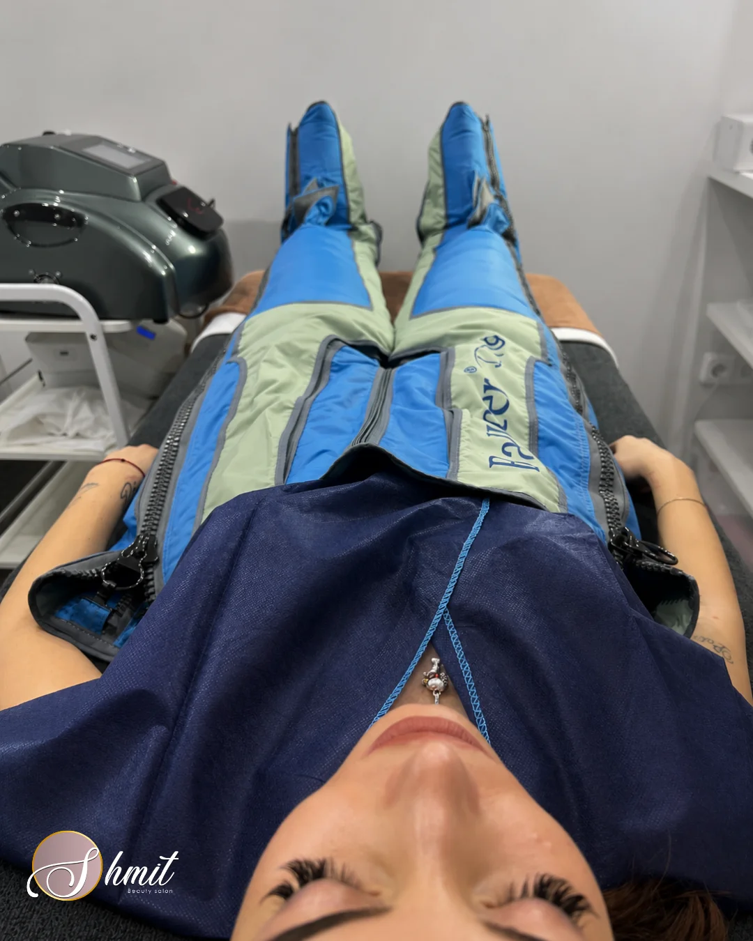 Sesión de presoterapia con botas de compresión en Shmit Beauty Salon, Madrid