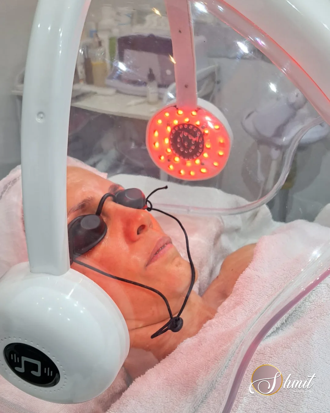 Cliente durante sesión de luz LED roja para cuidado facial en Shmit Beauty Salon Madrid