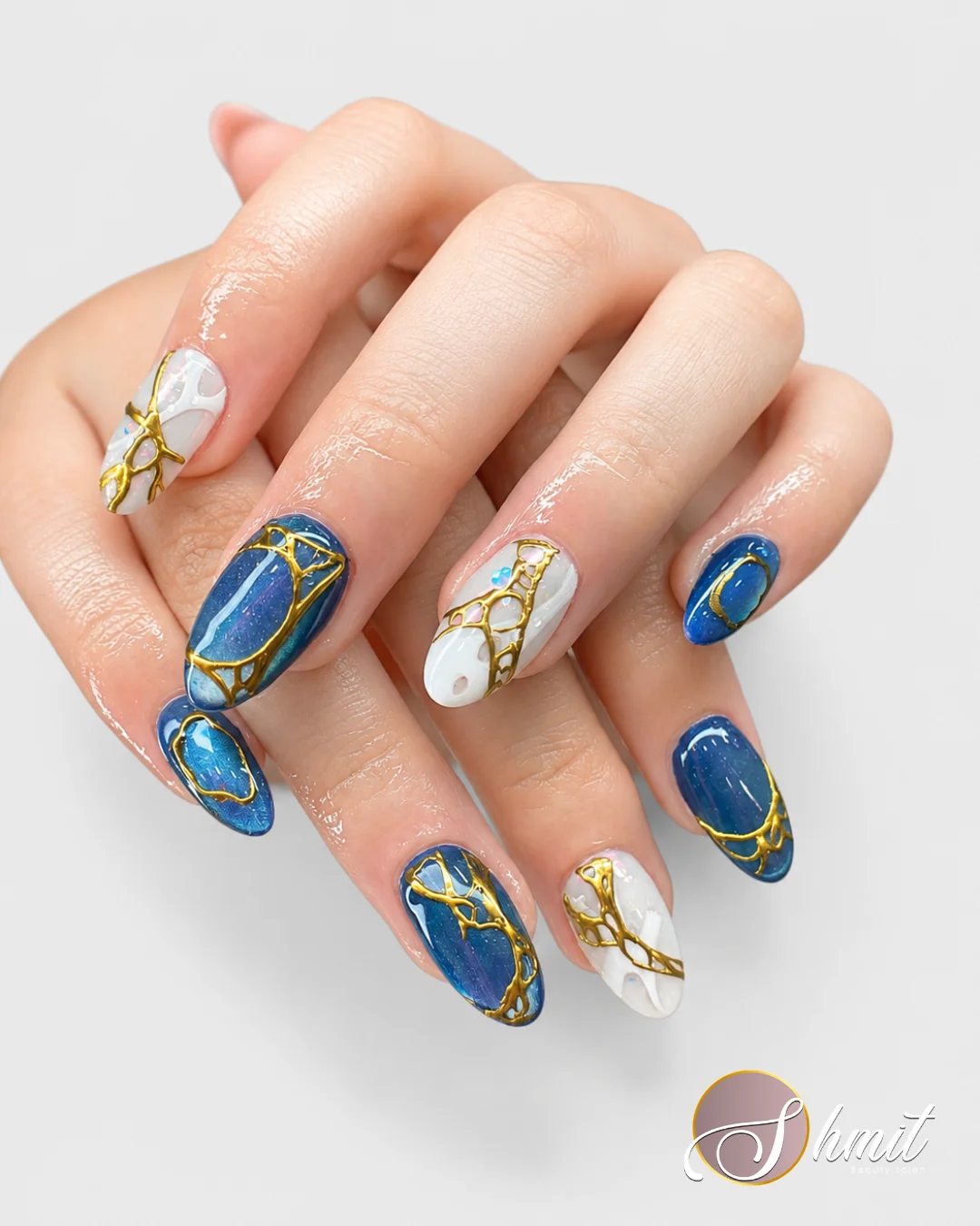 Manicura con nail art y detalles decorativos realizada en Shmit Beauty Salon Madrid